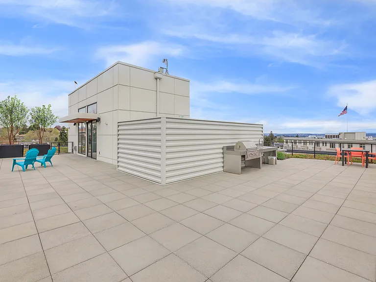 2112 E Denny Way — Photo 32
