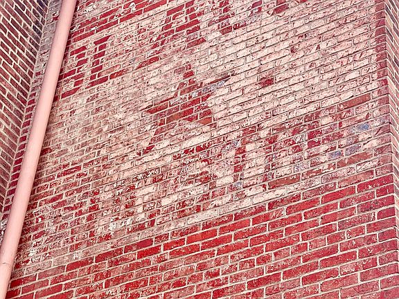2nd image of 624 W Saint Catherine St