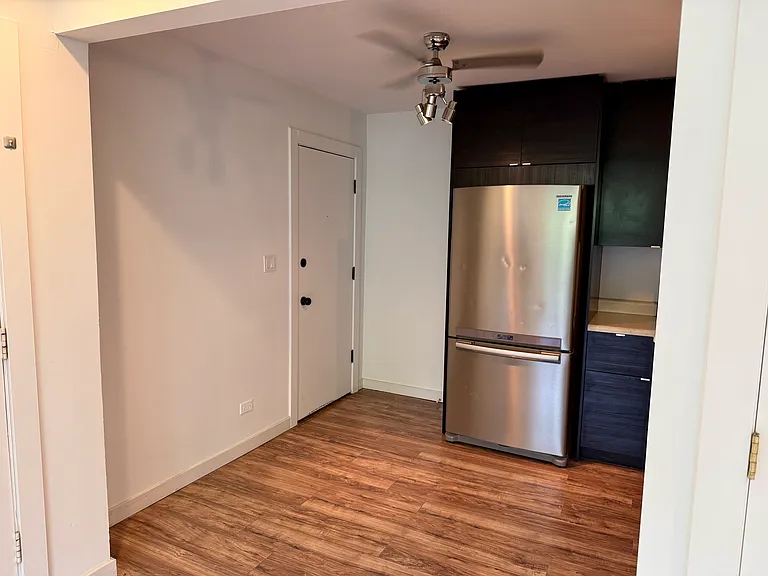 255 E Oak St #10 — Photo 10