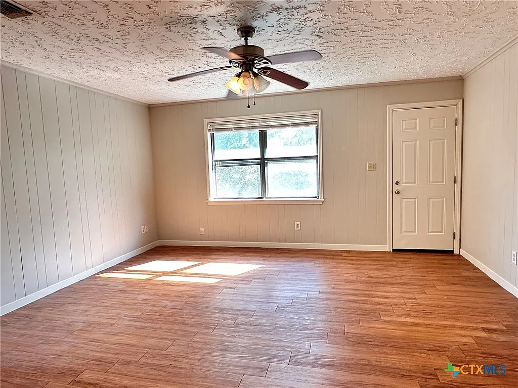3 bed, 2.0 bath, 3820 sqft, $1,500 — Photo 3