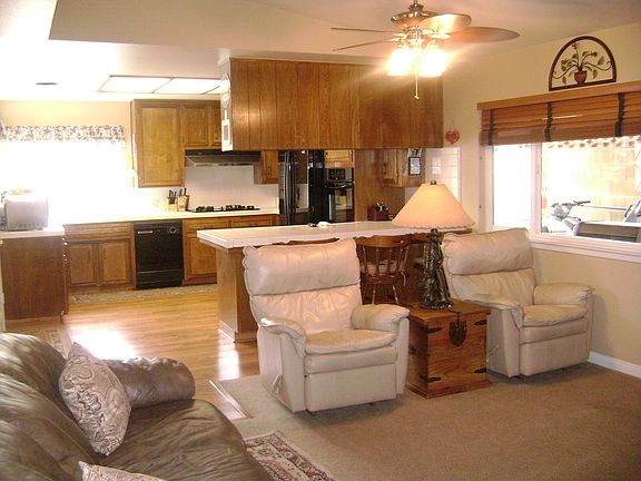Huge f/r, kitchen, bfast bar