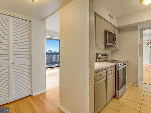 5th image of 3800 Fairfax Dr APT 1307