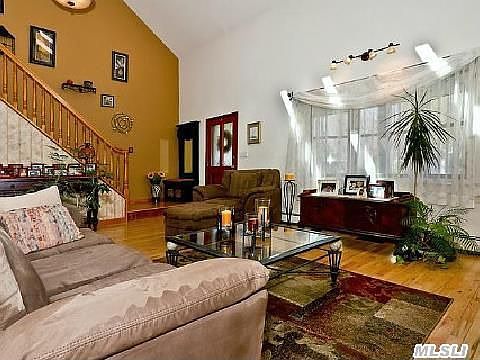 4th image of 35 Bridle Way