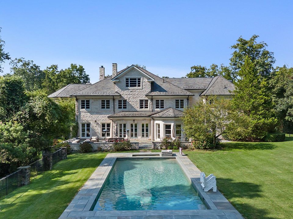 1st image of 44 Hunting Ridge Rd