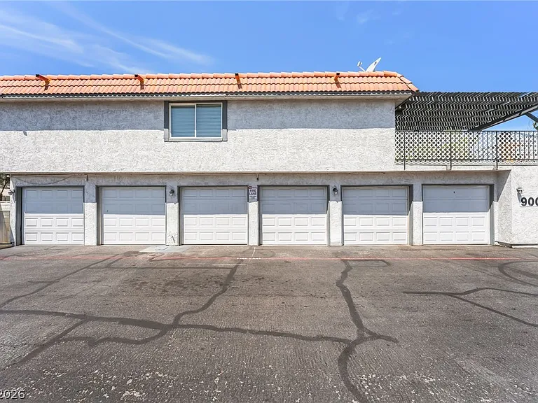 900 Willow Tree Dr #C — Photo 32
