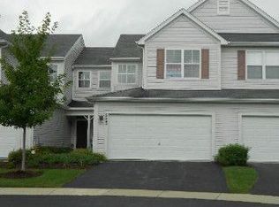 525 Heritage Ct, Saint Charles, IL 60175