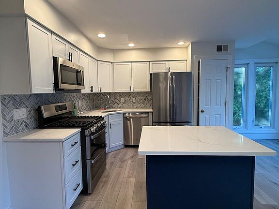 3rd image of 14548 Battery Ridge Ln