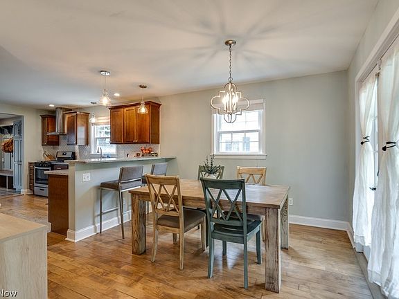 5th image of 375 Roslyn Ave