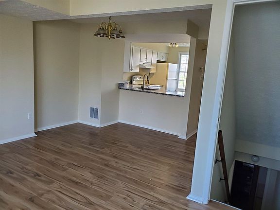 2nd image of 2865 Middleboro Dr