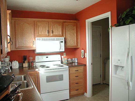 nice warm colors in kitchen