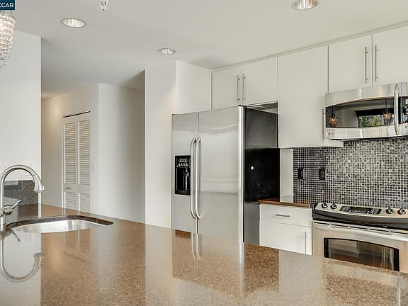 5th image of 260 King St Unit 435