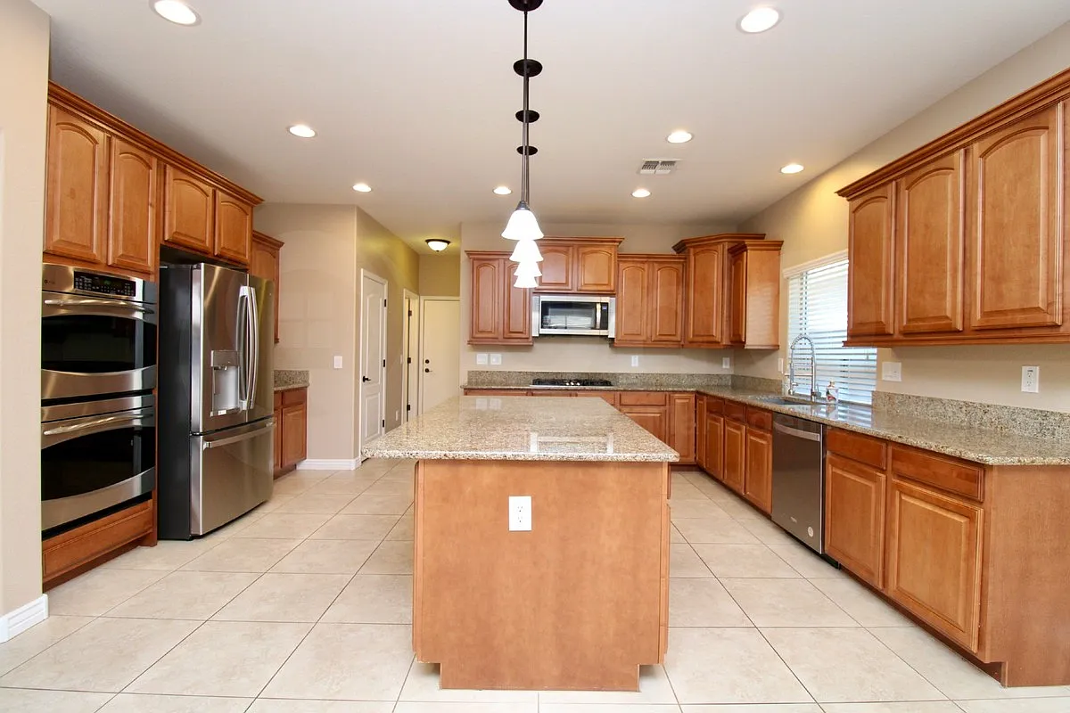 4 bed, 2.5 bath, 3508 sqft, $4,299 — Photo 4