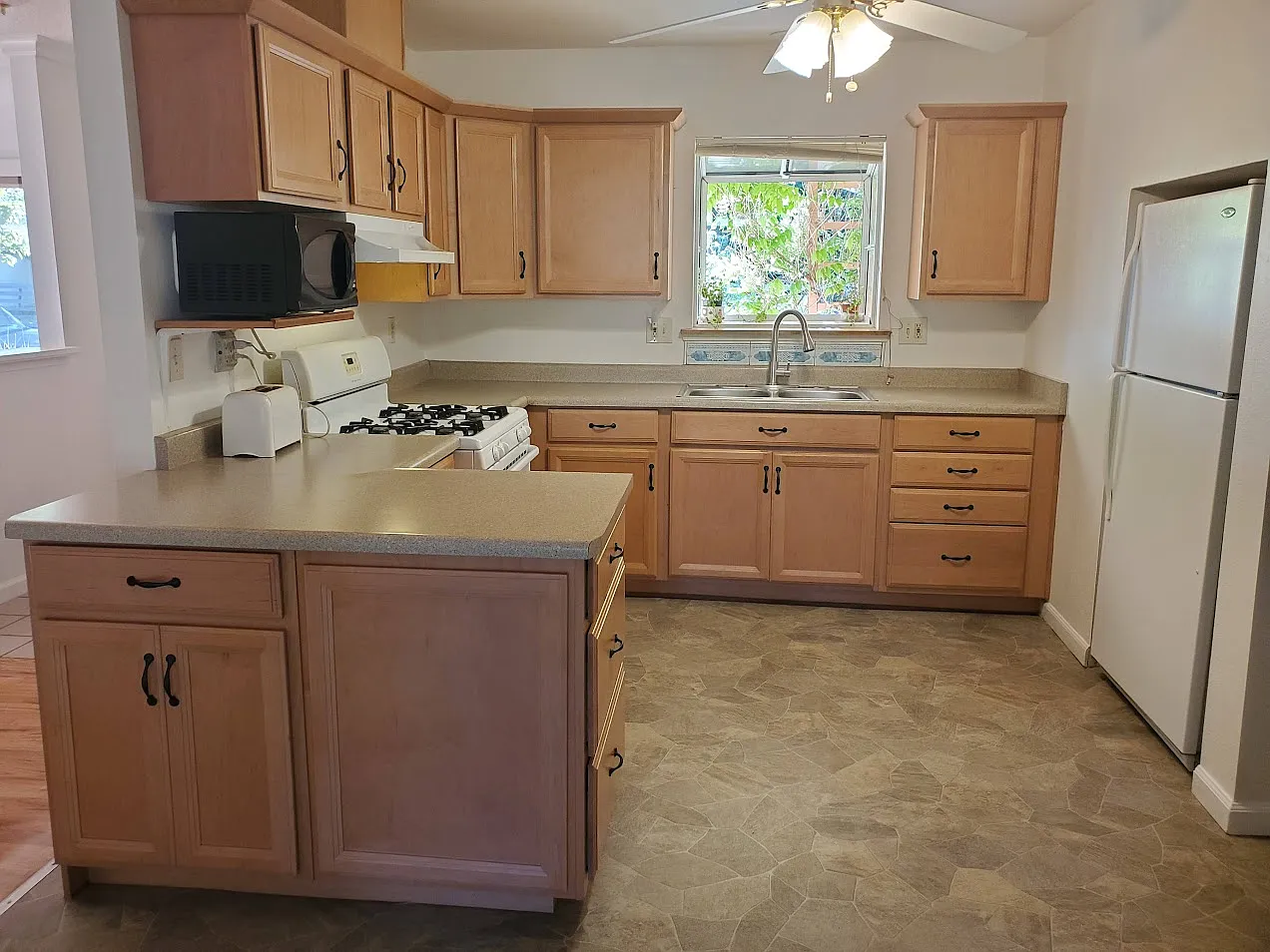 844 Kern Street - House — Photo 4