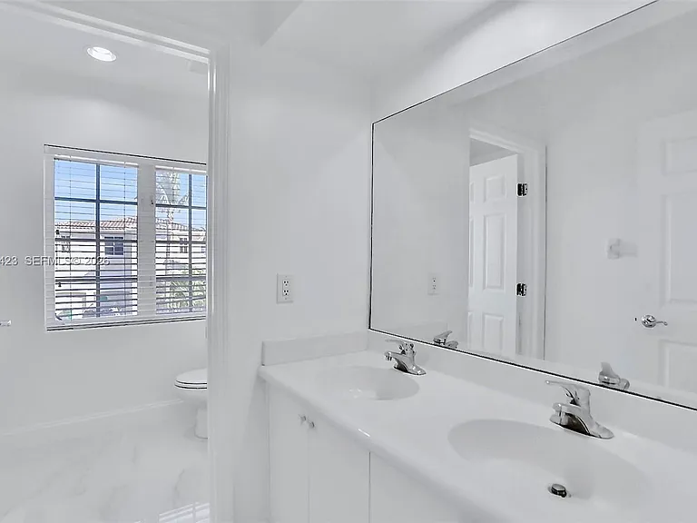 21032 NE 32nd Ave — Photo 8