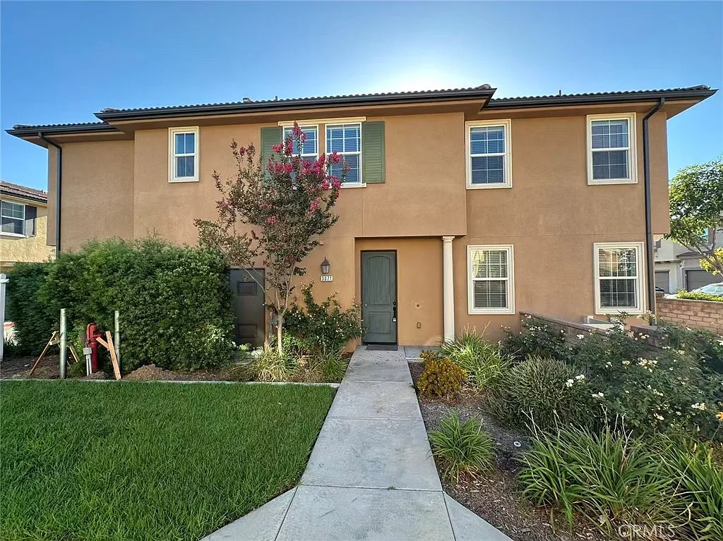 3 bed, 2.5 bath, 1749 sqft, $3,390 — Photo 2