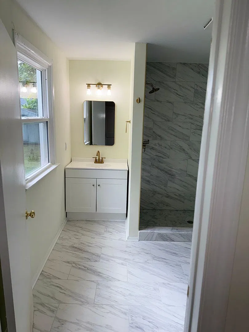 Beautiful renovated 3 bedroom 2 full bath home in Church Hill — Photo 3