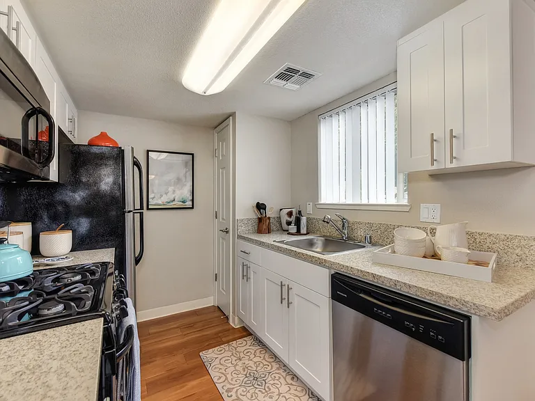 Kitchen with all Major Appliances