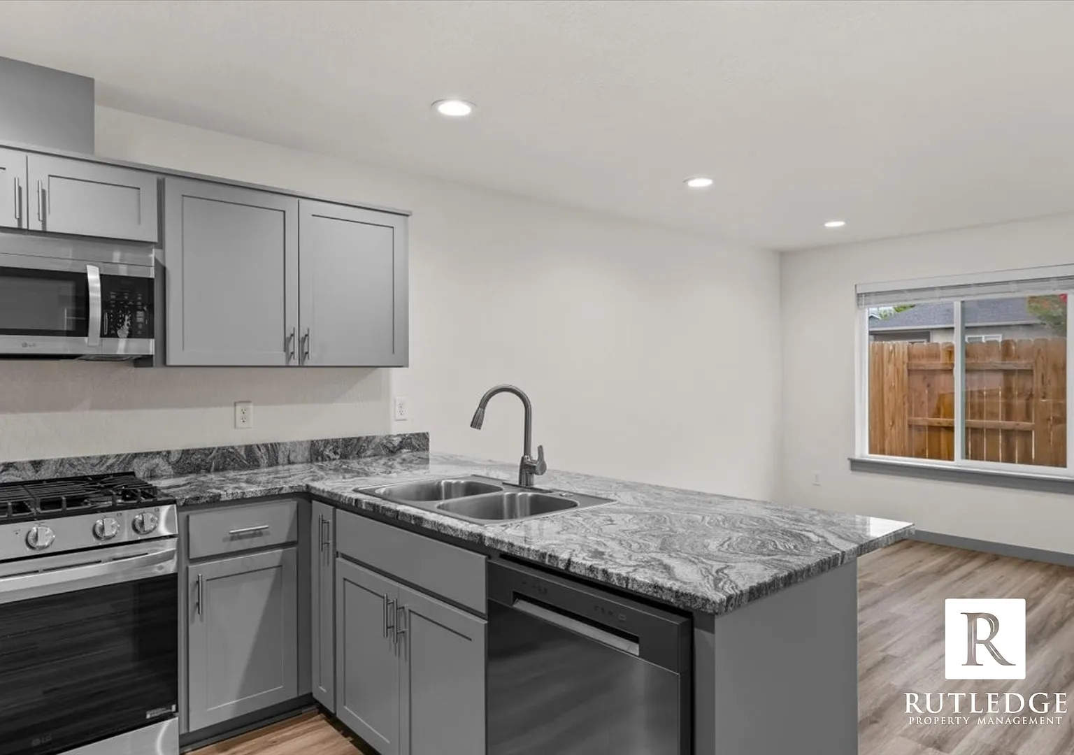 Stunning 3 Bed / 2.5 Bath Brand New Townhome!! — Photo 4