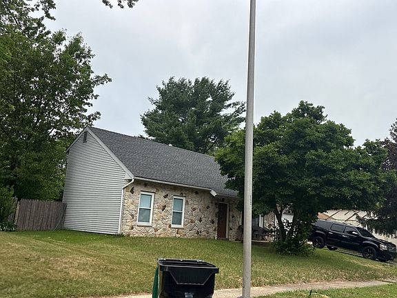 3rd image of 124 Eastmont Ln