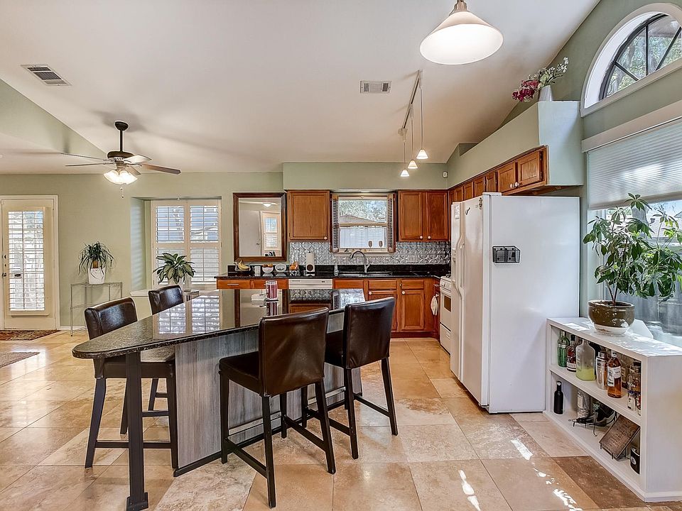 2nd image of 815 Theresa Ave