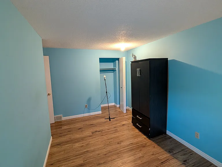 61 Ashley Cres — Photo 37