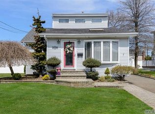 37 Lagoon Blvd, Massapequa, NY 11758
