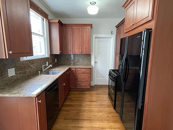 4th image of 3425 Scott St APT 4