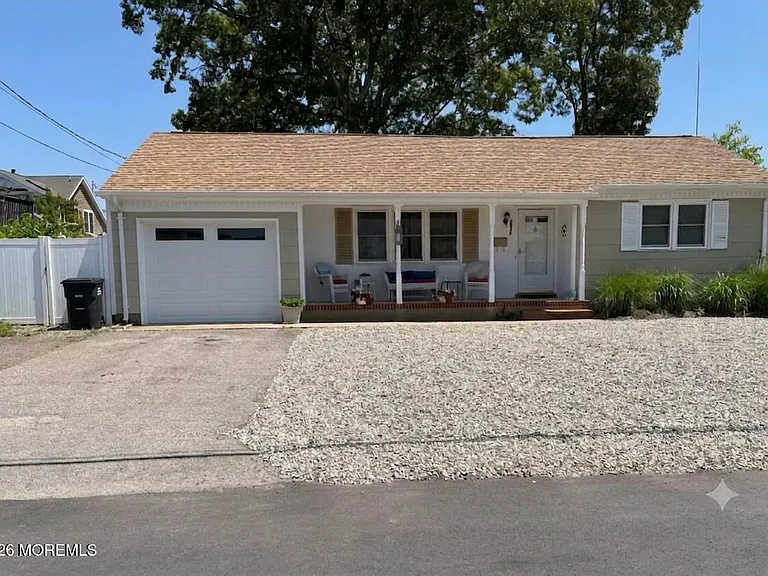 1835 Northwest Dr — Photo 1