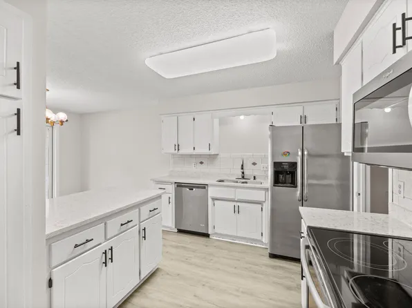 1049 Greenhaven Dr, Vadnais Heights, MN 55127