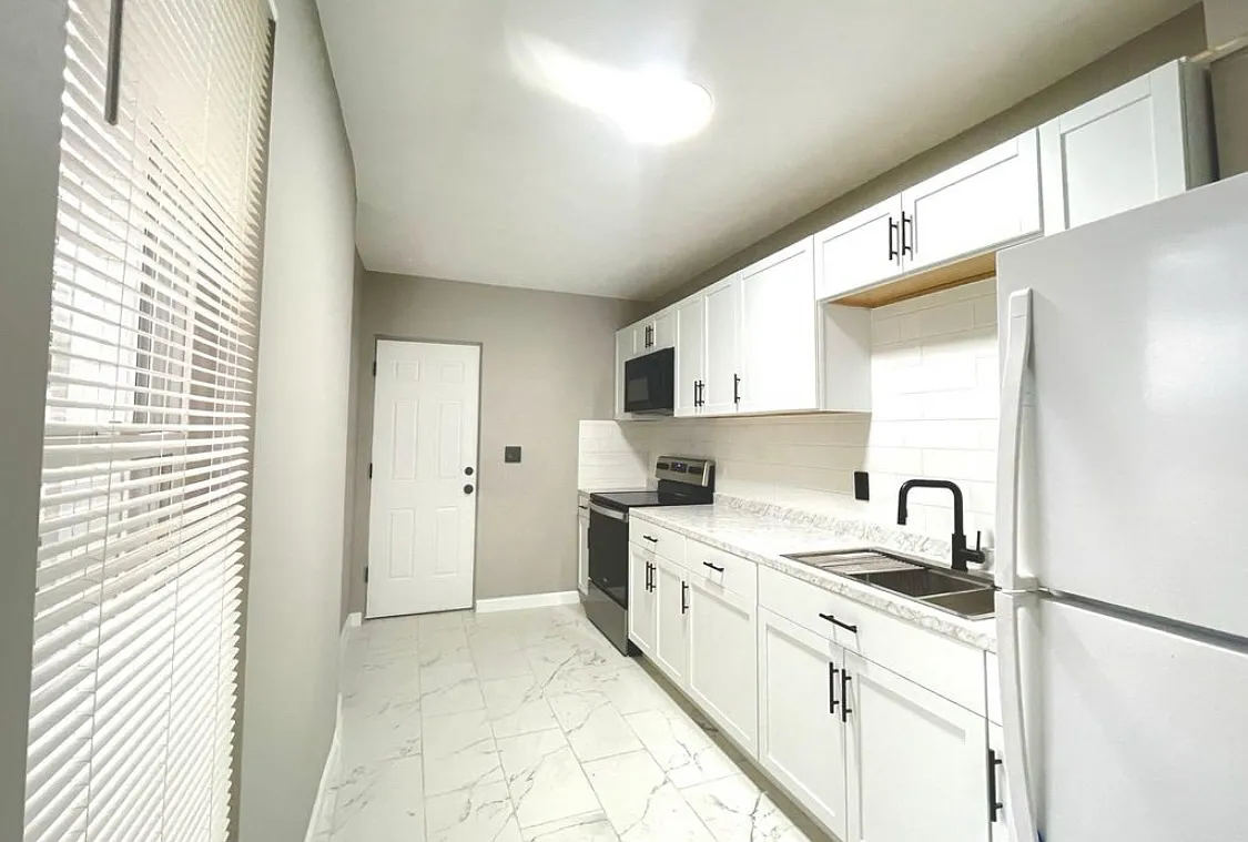 2122 Moore St — Photo 4