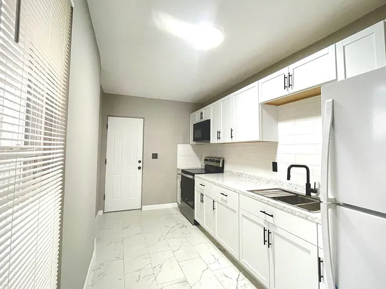 2122 Moore St #1 — Photo 4