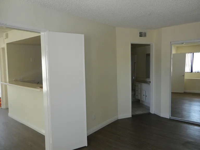 4453 Woodman Ave — Photo 10