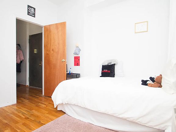3rd image of 1128 Willoughby Ave #1C