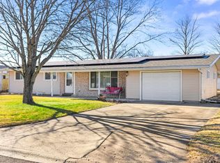 412 Stout Dr, Mackinaw, IL