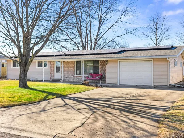 412 Stout Dr, Mackinaw, IL 61755