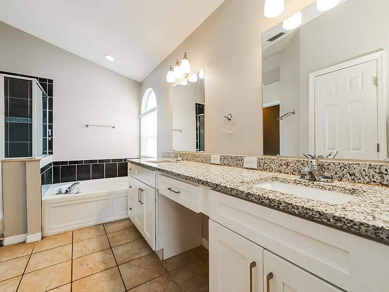 1221 Barclay Wood Dr — Photo 10