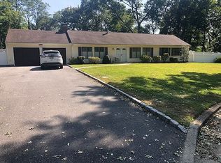 5 Kerri Ct, Huntington Station, NY 11746