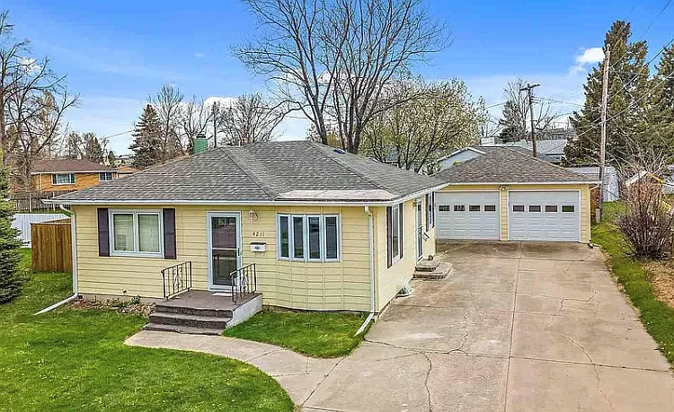 4211 Meadowwood Dr — Photo 1