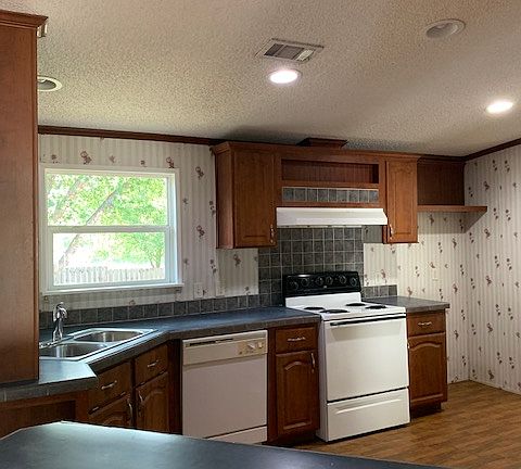 4th image of 823 Driftwood Ln