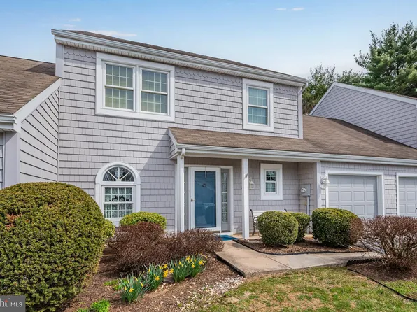 273 Crescent Dr, Hershey, PA 17033