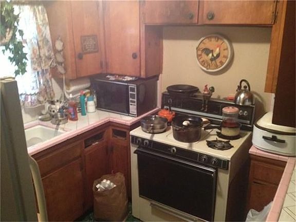 2nd image of 10423 Hollyglen Dr