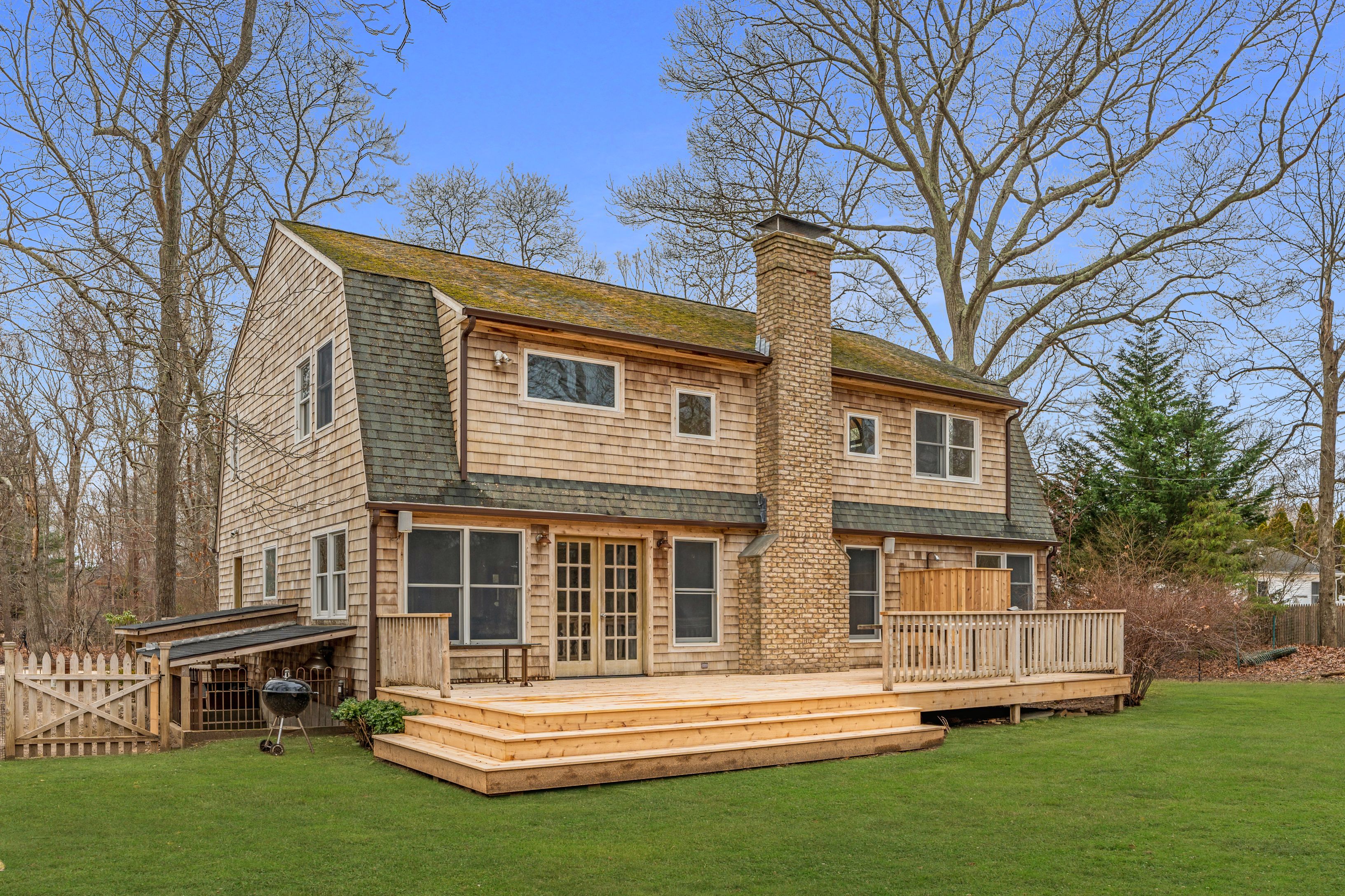 14 Broadway, East Hampton, NY 11937 Out East