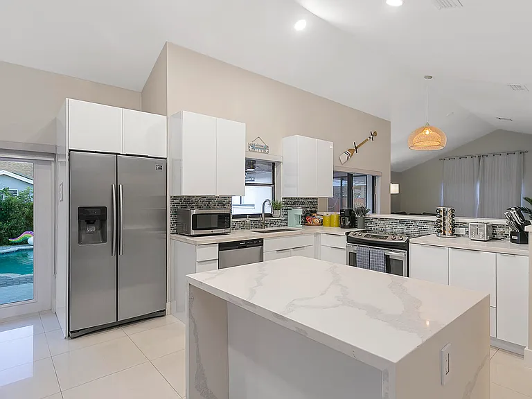 231 SE 8th St — Photo 7