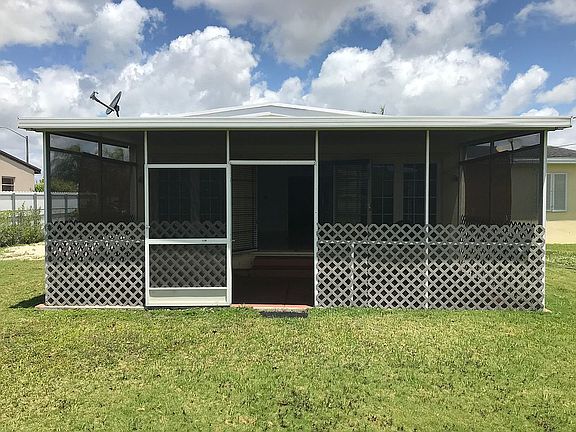 SCREENED IN PATIO (SOUTH)