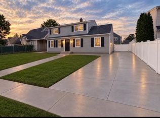 48 Hollyhock Rd, Levittown, NY 11756