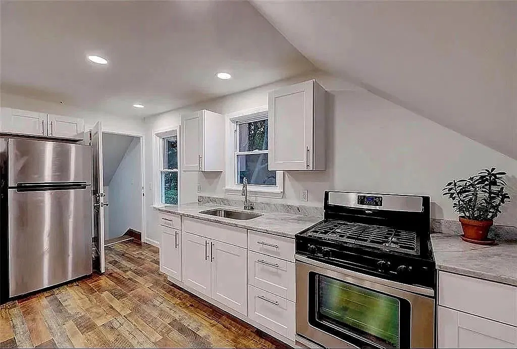 2 bed, 1.0 bath, 900 sqft, $1,800 — Photo 2