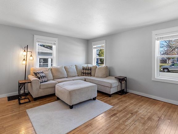 3rd image of 321 Clarence Street