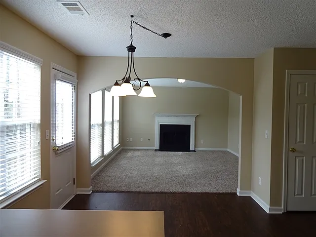 3 bed, 2.5 bath, 1834 sqft, $2,060 — Photo 4