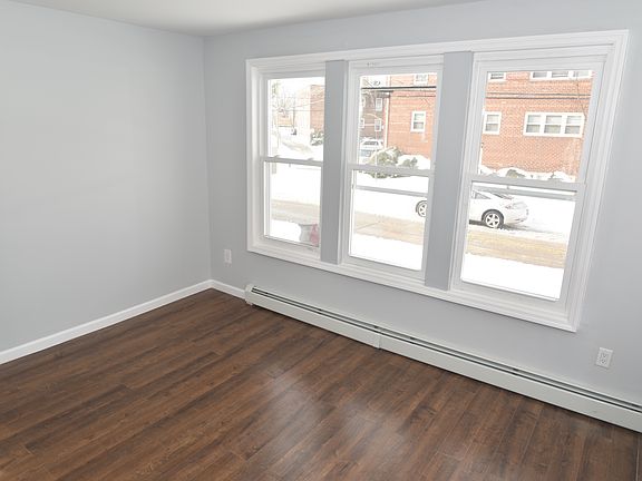 3rd image of 140 Dubois Ave