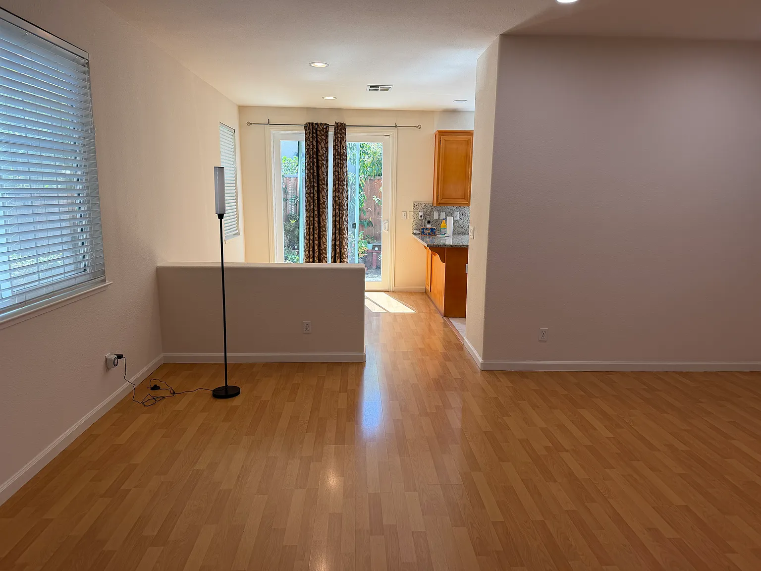 3 bed, 2.5 bath, 1599 sqft, $4,900 — Photo 2